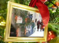 ΗΠΑ: «Στολίδι»  στο δέντρο των Μπάιντεν, μια φωτογραφία του… ζεύγους Τραμπ