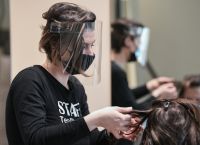 Νέα μέτρα: Τέλος το κομμωτήριο κατ’ οίκον – Τι αλλάζει