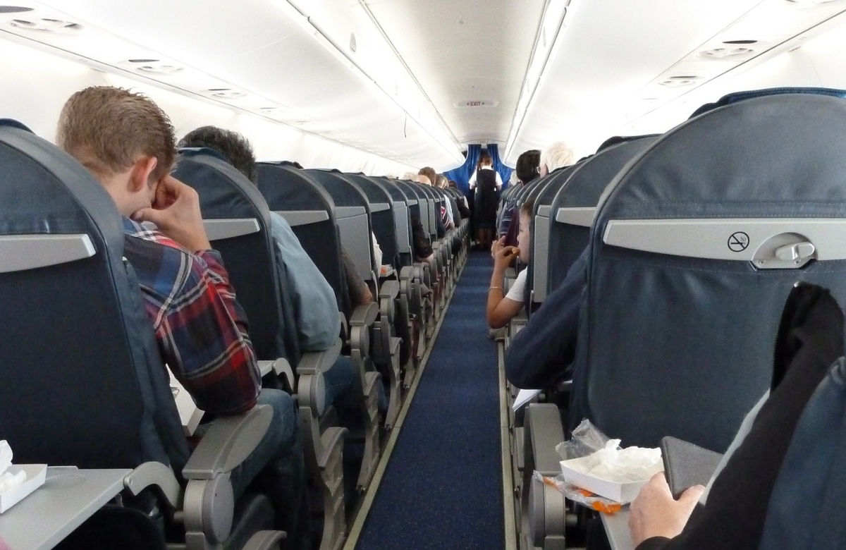 Αεροπλάνο: Γιατί χαμηλώνουν τα φώτα στο όταν απογειώνεται ή προσγειώνεται