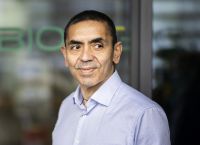 Παραλλαγή Όμικρον: Απίθανο να προκαλεί σοβαρή νόσηση σε εμβολιασμένους, λέει ο ιδρυτής της BioNTech