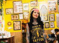 Vassω: Η πρώτη Αθηναία που έσπασε το ανδρικό άβατο του τατουάζ