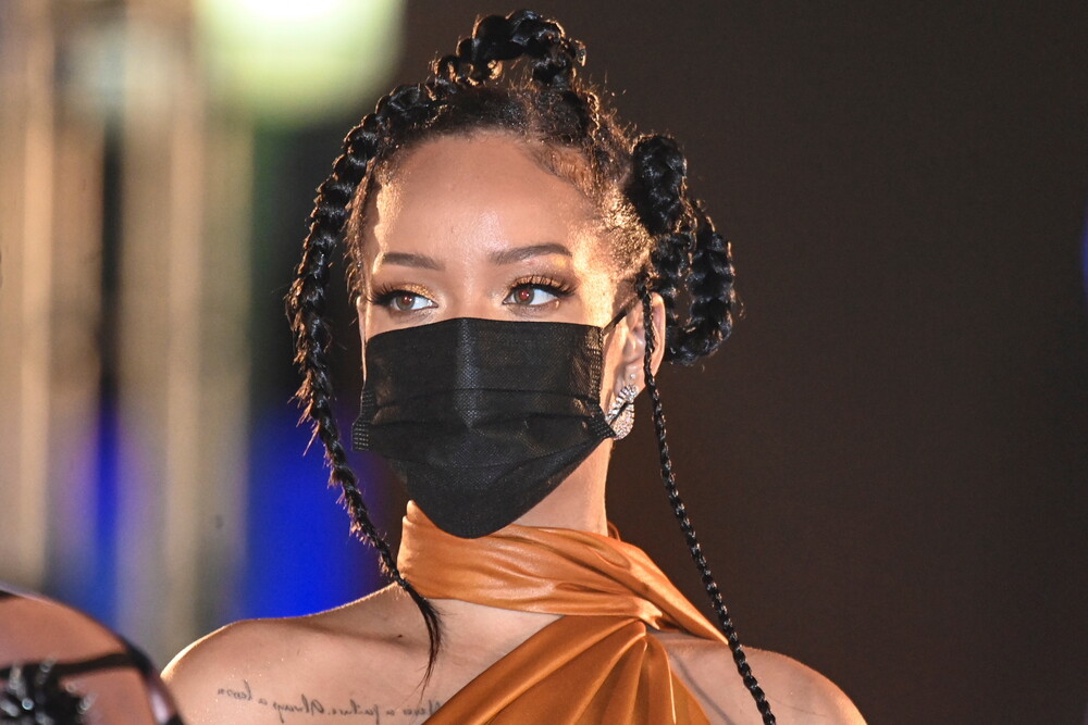 Rihanna: Ανακηρύχθηκε «Εθνική Ηρωίδα» στα Μπαρμπάντος