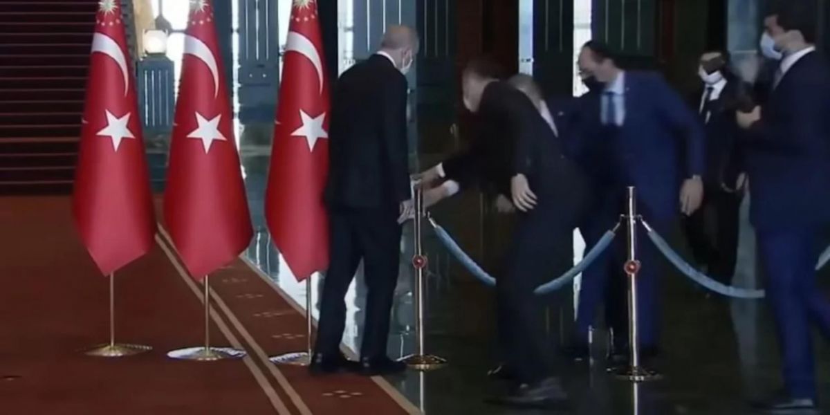 Τουρκία: Δημοσιογράφοι εξηγούν γιατί σερνόταν ο Ερντογάν