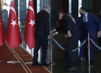 Τουρκία: Δημοσιογράφοι εξηγούν γιατί σερνόταν ο Ερντογάν Τουρκία: Δημοσιογράφοι εξηγούν γιατί σερνόταν ο Ερντογάν