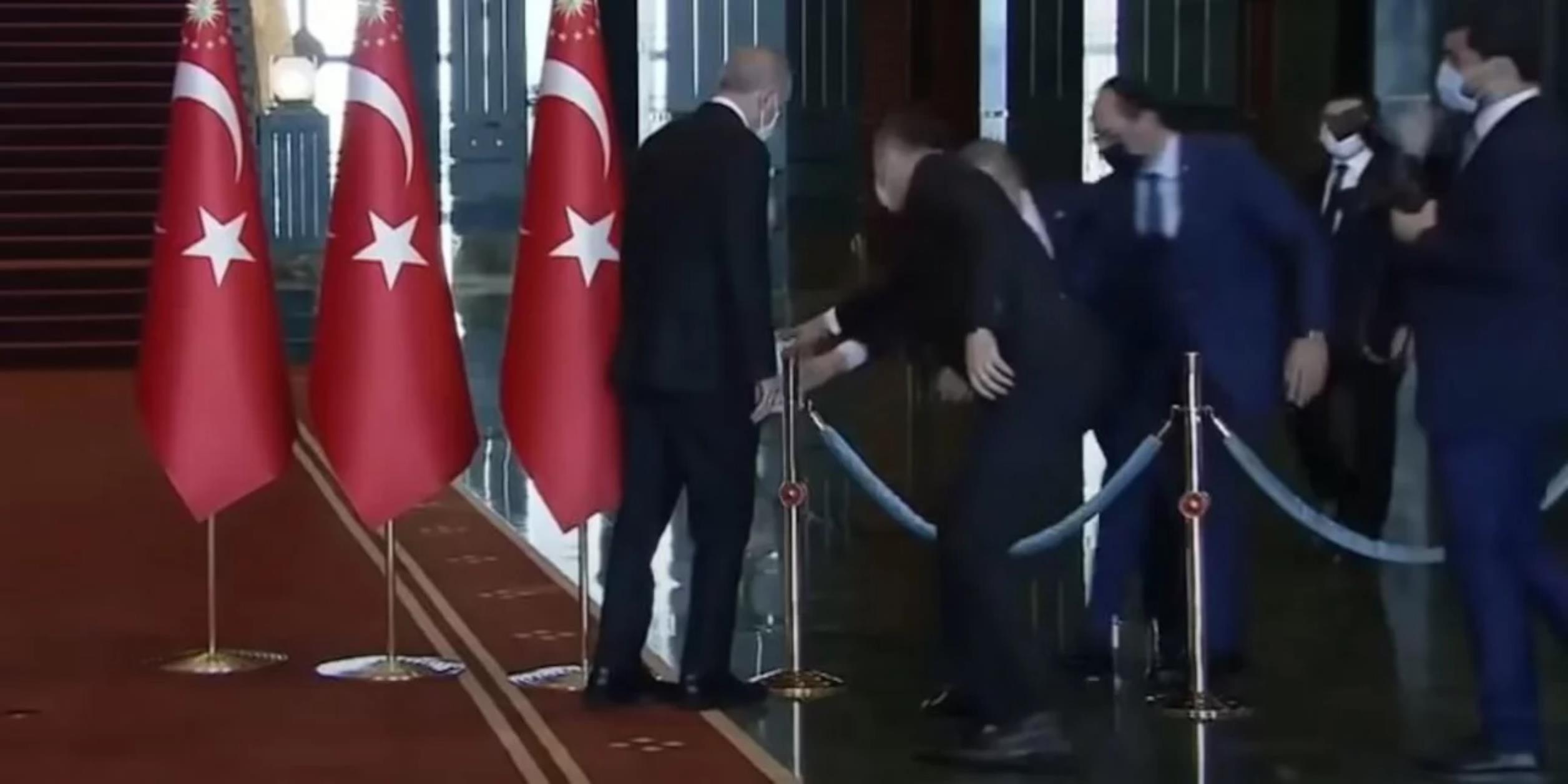 Τουρκία: Δημοσιογράφοι εξηγούν γιατί σερνόταν ο Ερντογάν