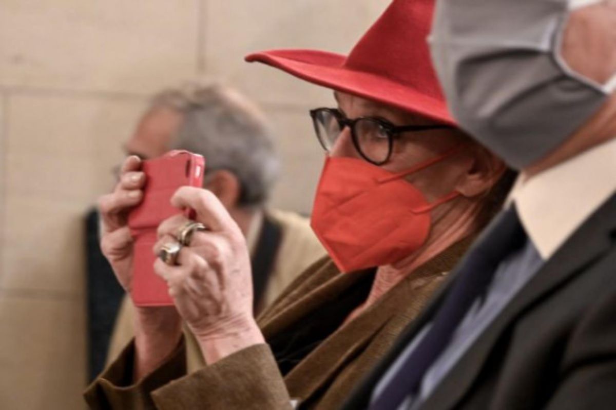 Ολλανδή δημοσιογράφος: «Φεύγω από την Ελλάδα» – Δέχθηκε επίθεση με πέτρα