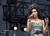 Amy Winehouse: 243.000 δολάρια για ένα φόρεμα της