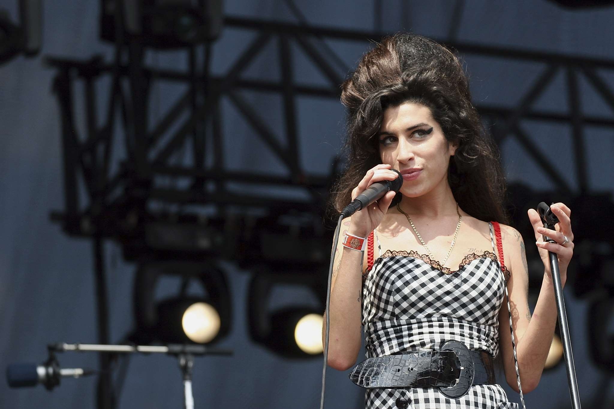 Amy Winehouse: 243.000 δολάρια για ένα φόρεμα της
