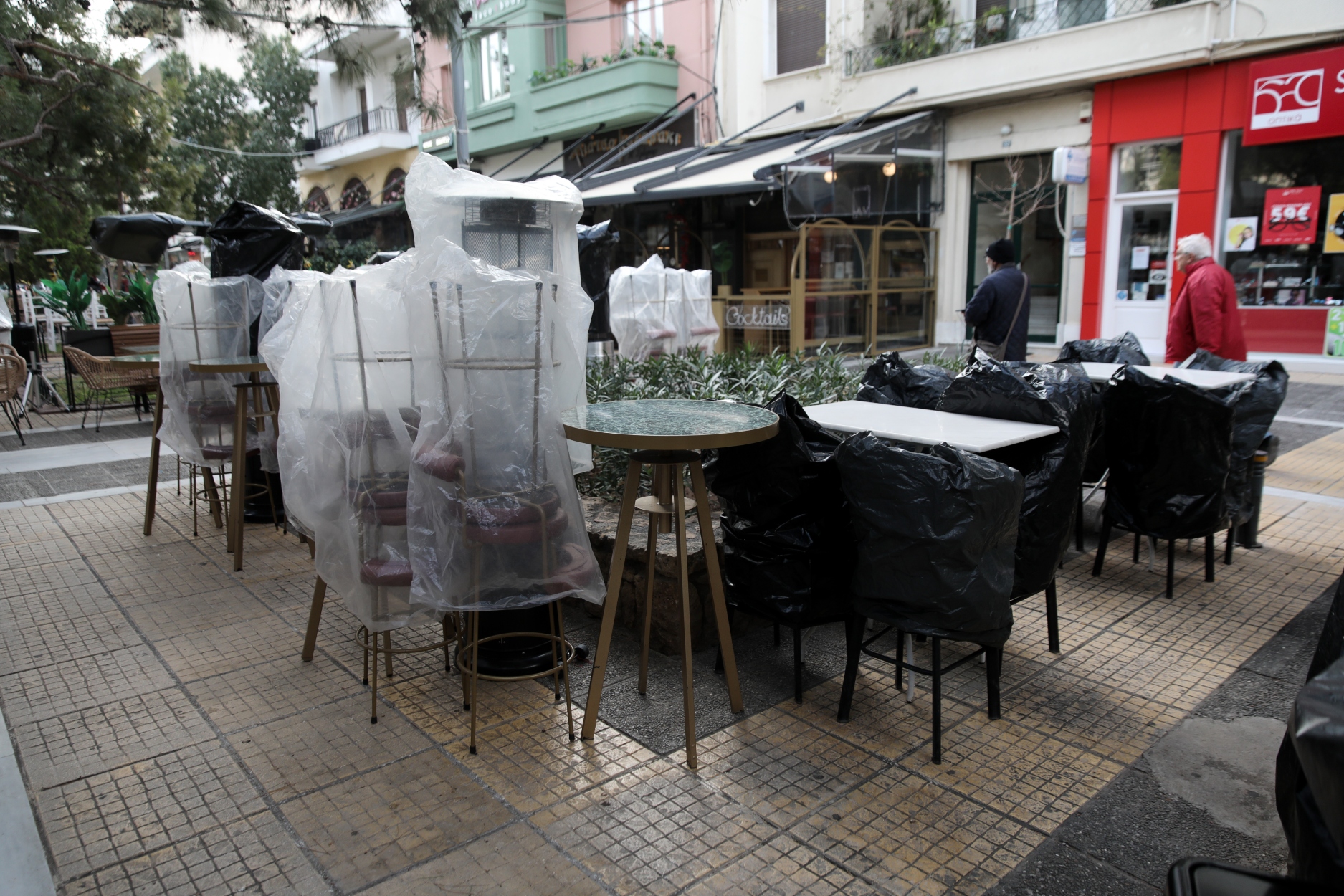 Απεργία στην εστίαση: “Κατέβασαν ρολά” καφέ, μπαρ και εστιατόρια – Τι ζητούν