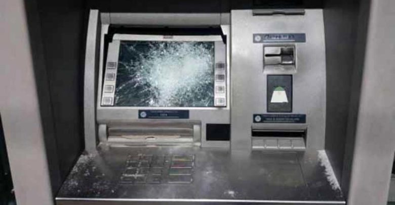 Καλλιθέα: Επίθεση με βαριοπούλες σε ATM τράπεζας