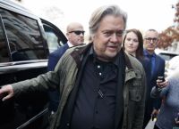 Στιβ Μπάνον: Παραδόθηκε στο FBI μετά τις ποινικές κατηγορίες Στιβ Μπάνον: Παραδόθηκε στο FBI μετά τις ποινικές κατηγορίες