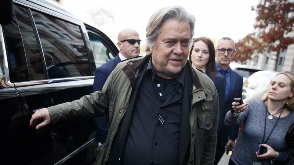 Στιβ Μπάνον: Παραδόθηκε στο FBI μετά τις ποινικές κατηγορίες