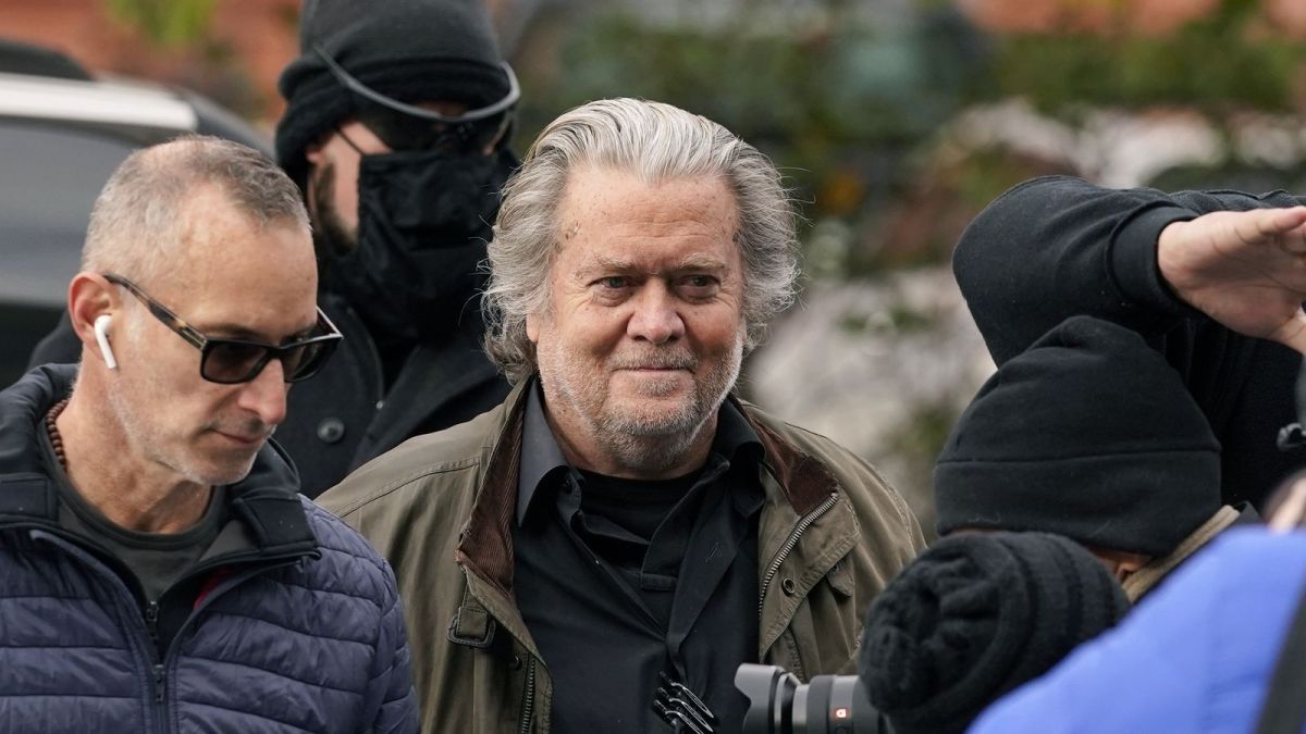 Στιβ Μπάνον: Παραδόθηκε στο FBI ο πρώην σύμβουλος του Τραμπ