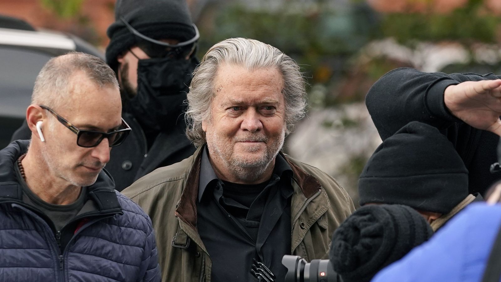 Στιβ Μπάνον: Παραδόθηκε στο FBI ο πρώην σύμβουλος του Τραμπ