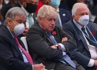 COP26: Ο Μπόρις Τζόνσον απαντά γιατί κάθισε χωρίς μάσκα δίπλα στον Ντέιβιντ Ατένμπορο