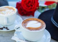 Έρευνα: Μικρότερος ο κίνδυνος εγκεφαλικού και άνοιας για όσους πίνουν συχνά καφέ και τσάι