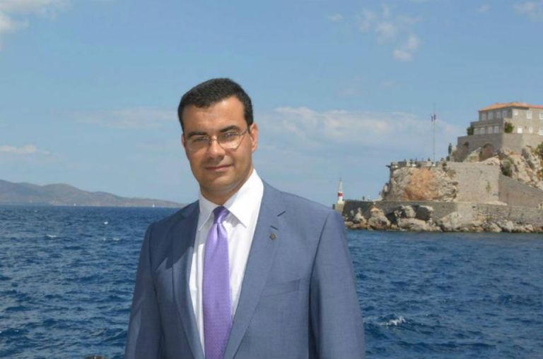 Δήμαρχος Ύδρας: Καταγγέλλει την Ολλανδή δημοσιογράφο για επίθεση λάσπης