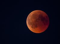 Έκλειψη σελήνης: Γράφει ιστορία ως η μεγαλύτερη των τελευταίων 580 ετών