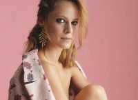 Άγριες Μέλισσες: Οι γυμνές πόζες της Ασημίνας που δεν έχετε ξαναδεί