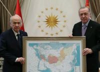 Ερντογάν Μπαχτσελί: Ποζάρουν με χάρτη των «τουρκικών χωρών» που περιλαμβάνει Θράκη και Κύπρο