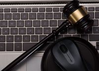 Οι δικαστές του πληκτρολογίου και η φθηνή μικροπολιτική με…πουκάμισα