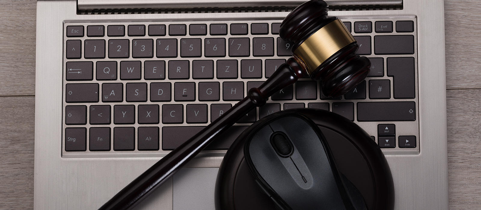 Οι δικαστές του πληκτρολογίου και η φθηνή μικροπολιτική με…πουκάμισα
