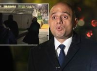Μεγάλη Βρετανία: Ο υπουργός Υγείας πείθει δημοσιογράφο να κάνει το εμβόλιο επιτόπου Μεγάλη Βρετανία: Ο υπουργός Υγείας πείθει δημοσιογράφο να κάνει το εμβόλιο επιτόπου