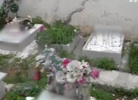 Καλύβια: Ιερέας έχει στο σπίτι του νεκροταφείο Καλύβια: Ιερέας έχει στο σπίτι του νεκροταφείο