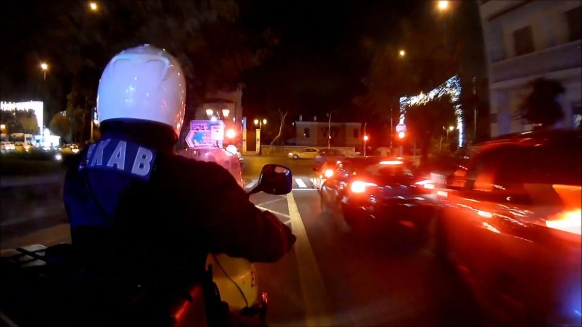 Κολωνάκι 13χρονη: Συγκλονιστικό βίντεο από τη μεταφορά του κοριτσιού που έπεσε από τον 6ο όροφο πολυκατοικίας