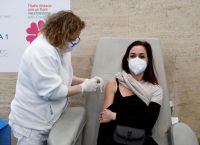 Ιταλία: Ξεκίνησε η χορήγηση της τρίτης δόσης εμβολίου σε πολίτες 40-60 ετών