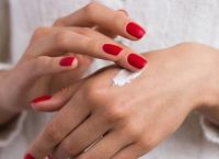 Χειμώνας: Πως να αποφύγετε τα ξηρά και ταλαιπωρημένα χέρια