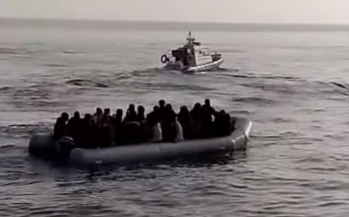 Τουρκική ακτοφυλακή: Προσπάθησε να ωθήσει λέμβο με μετανάστες στα ελληνικά χωρικά ύδατα