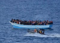 Δέκα πτώματα εντοπίστηκαν σε πλοιάριο που μετέφερε μετανάστες ανοικτά της Λιβύης Δέκα πτώματα εντοπίστηκαν σε πλοιάριο που μετέφερε μετανάστες ανοικτά της Λιβύης