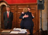 Μακρόν: Αποχαιρέτισε τη Μέρκελ με εγκώμια – δώρα και θερμές αγκαλιές Μακρόν: Αποχαιρέτισε τη Μέρκελ με εγκώμια – δώρα και θερμές αγκαλιές