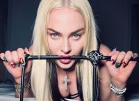 Madonna: Ποζάρει ημίγυμνη με μαύρο στρινγκ Madonna: Ποζάρει ημίγυμνη με μαύρο στρινγκ