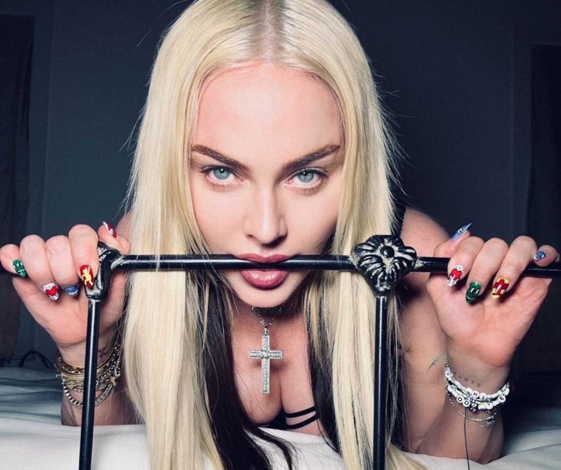 Madonna: Ποζάρει ημίγυμνη με μαύρο στρινγκ