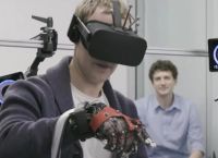 Meta: Ο Μαρκ Ζάκερμπεργκ έβαλε ειδικά γάντια και έπαιξε Jenga και ζάρια