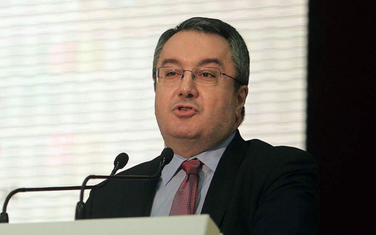 Μόσιαλος: Πόσες πιθανότητες έχουν να κολλήσουν και να νοσηλευτούν όσοι έκαναν την τρίτη δόση