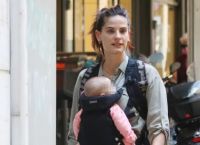 Μπόμπα: Η βόλτα στο Κολωνάκι με τις κόρες της στο μάρσιπο