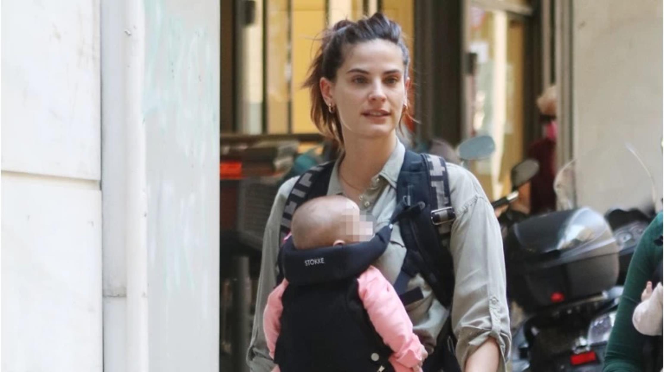 Μπόμπα: Η βόλτα στο Κολωνάκι με τις κόρες της στο μάρσιπο