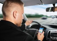 ΚΟΚ: Ποιο είναι το πρόστιμο και πότε επιτρέπεται η χρήση του κινητού