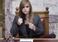 Μαξίμου κατά Ραλλίας Χρηστίδου: Ανεπίτρεπτο βουλευτές να λειτουργούν ως troll του διαδικτύου