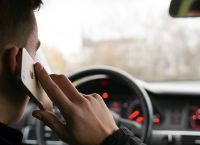 Κινητό: Πότε επιτρέπεται και πότε όχι η χρήση από τον οδηγό