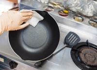 Τηγάνια: Πως να τα καθαρίσετε γρήγορα