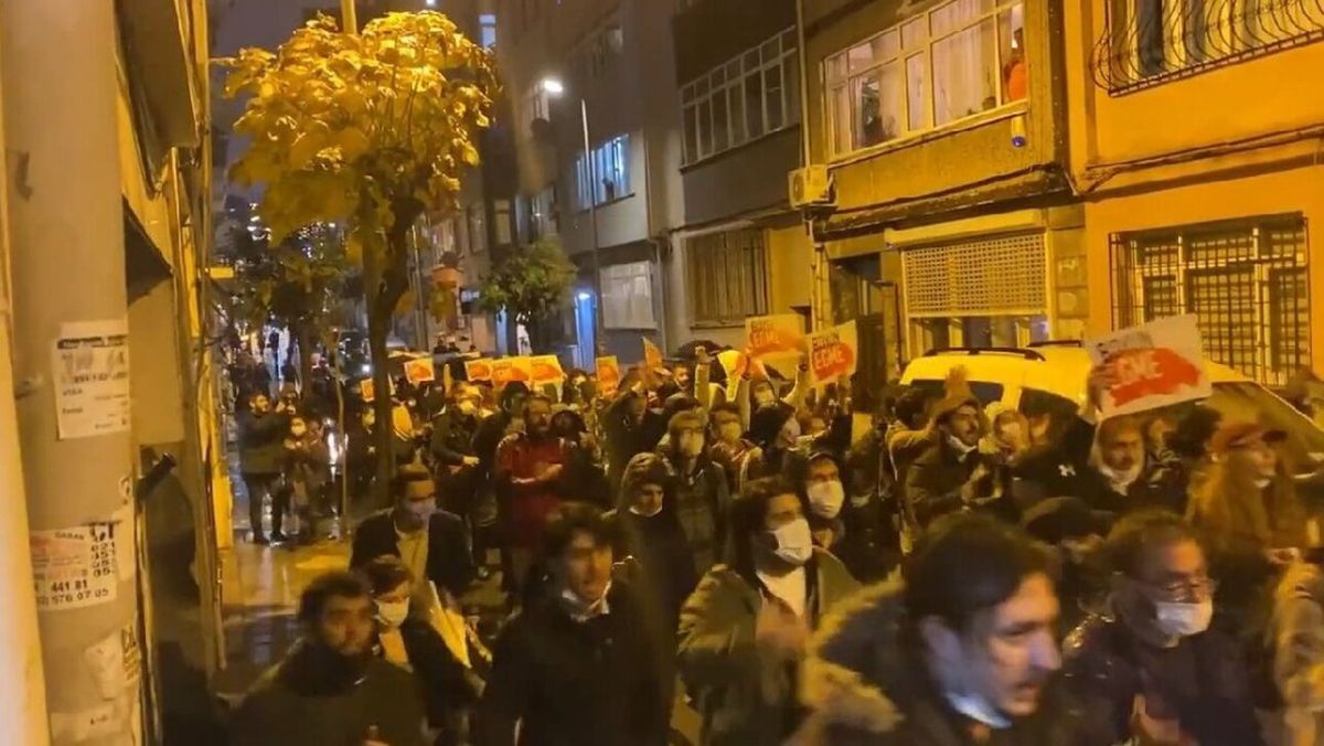Τουρκία: Σε νέο ιστορικό χαμηλό η τουρκική λίρα – Σε αναστολή οι συναλλαγές στο χρηματιστήριο