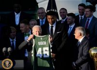 Τζο Μπάιντεν: Αποθέωσε τον Γιάννη Αντετοκούνμπο