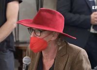 Ingeborg Beugel: Ποια είναι η δημοσιογράφος που έκανε έξαλλο τον Μητσοτάκη