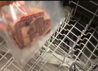 Απίστευτο: Μαγείρεψε μπριζόλα στο πλυντήριο πιάτων