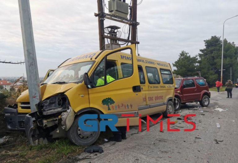 Θεσσαλονίκη: Τροχαίο μεταξύ ενός τζιπ με ένα σχολικό λεωφορείο