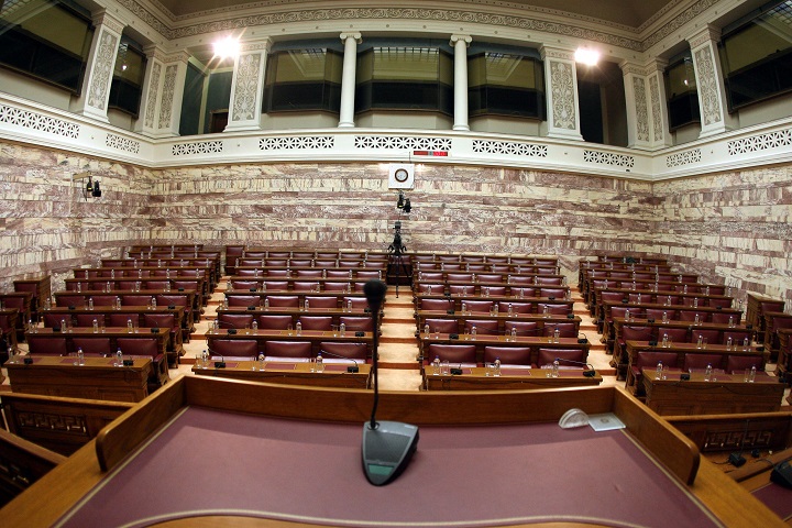 Βουλή: Ελληνική σημαία έπεσε στο κεφάλι υπαλλήλου